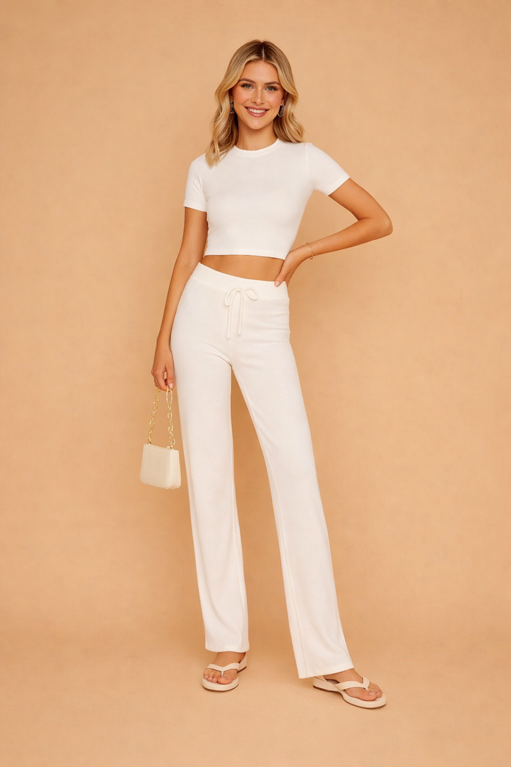 Damesæt: Afslappet todelt sæt med stilren crop top og højtaljede bukser. Perfekt til et moderne look.