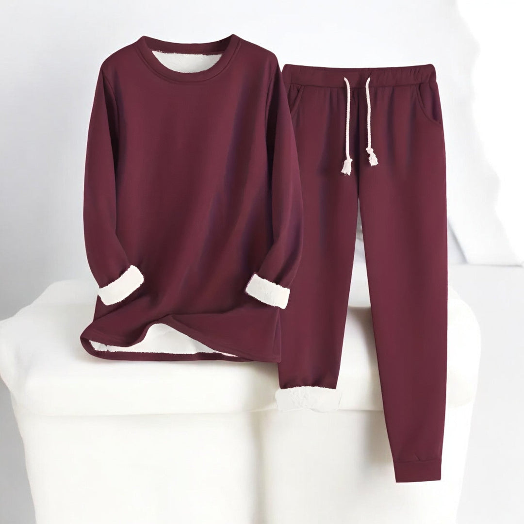 Kvinder: Vinter outfit i fleece-sæt, termisk og varmt. Optimal komfort for hygge hjemme eller ude.