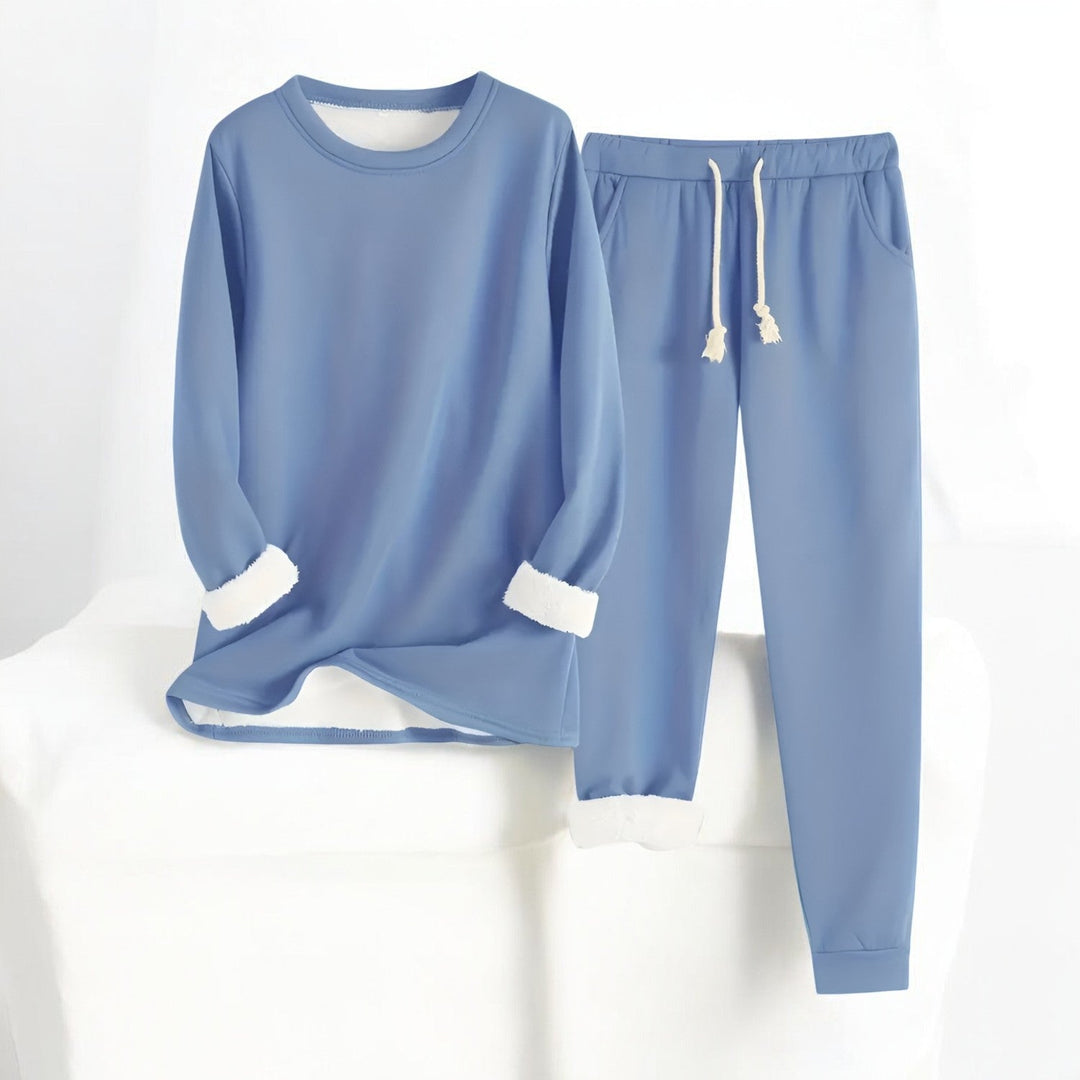 Blødt og varmt fleece-sæt til kvinder. Perfekt termisk outfit til hyggelige vinteraftener og afslapning.