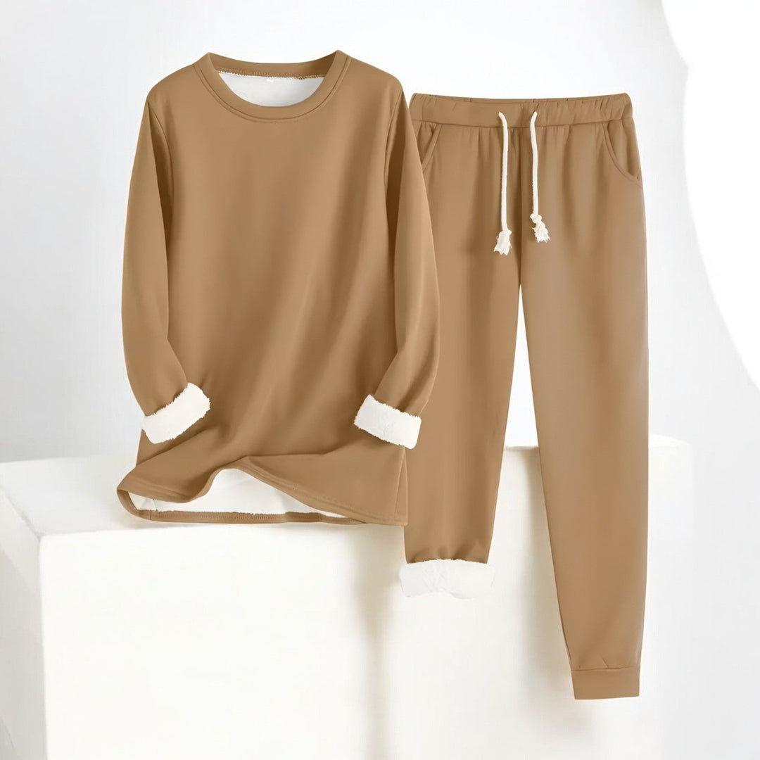 Afslappet fleece-sæt til kvinder. Varmt, termisk dametøj for maksimal komfort og hygge om vinteren.