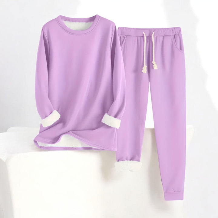 Elegant og varmt fleece-sæt for kvinder. Termisk vintertøj designet til hygge og langvarig komfort.