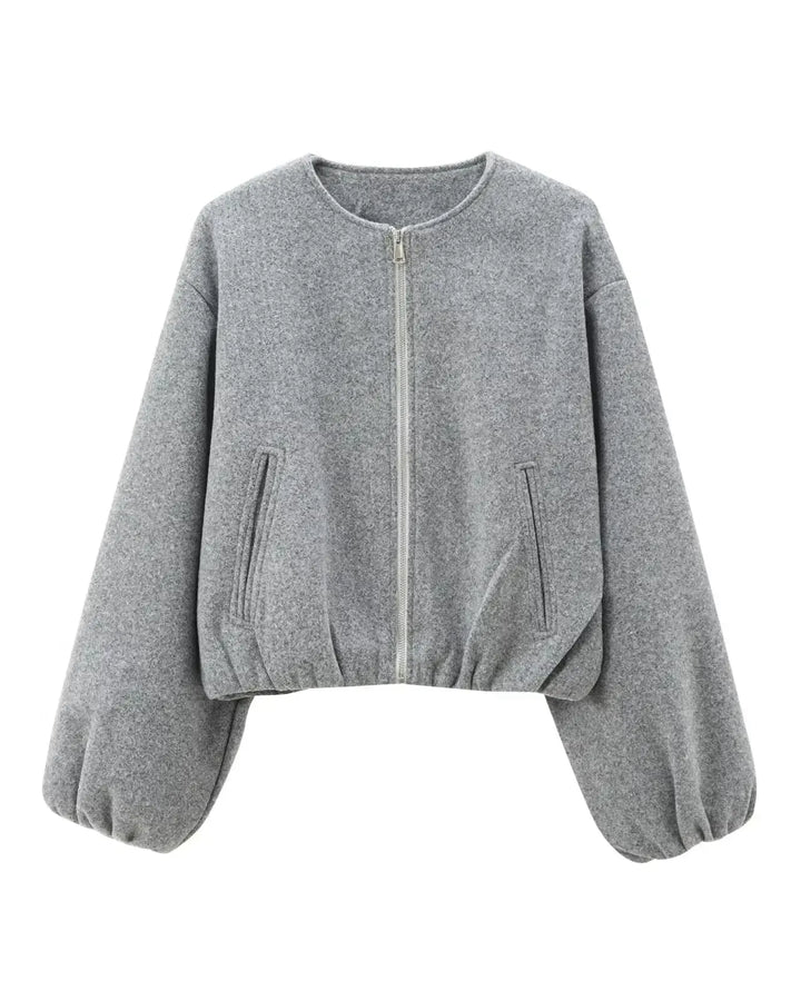 Kort kvindebomberjakke med trendy ballonærmer. Elegant og casual modejakke til enhver lejlighed.