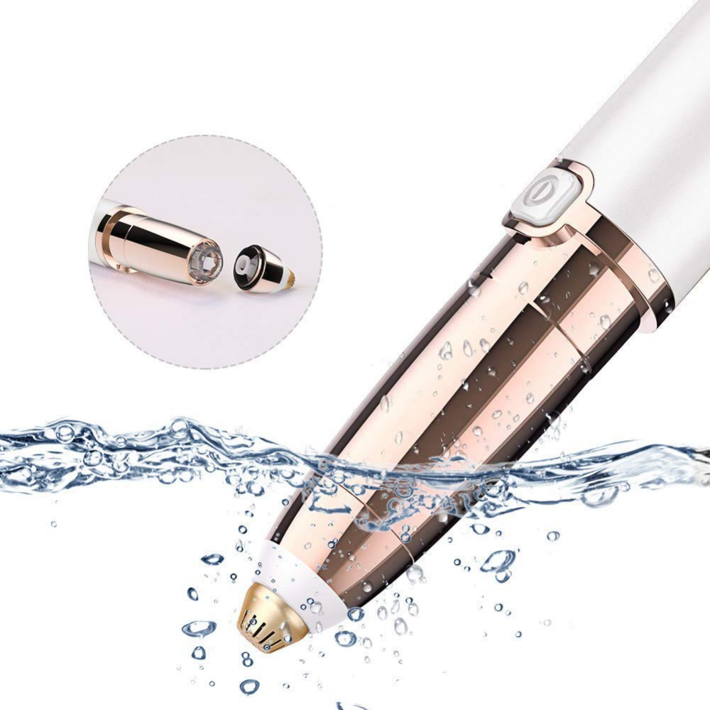 En kvinde fjerner ansigtshår med en LumaSilk smertefri trimmer for glat og silkeblød hud.