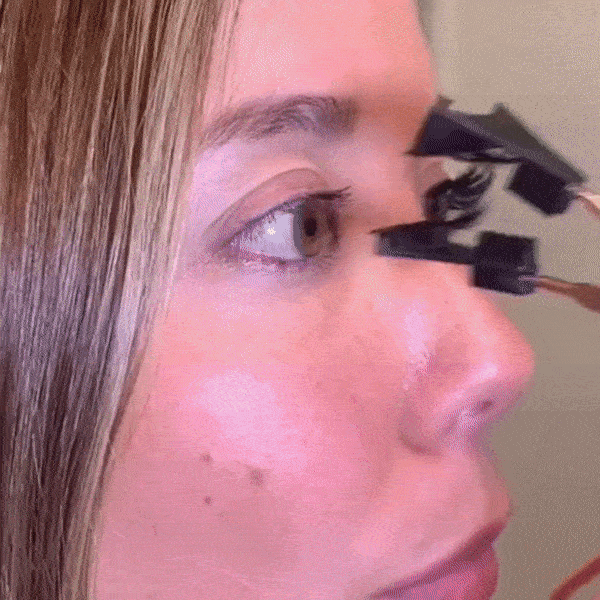 Hurtig påføring af magnetiske vipper til kvinder. Perfekte falske øjenvipper uden lim for et intenst blik.