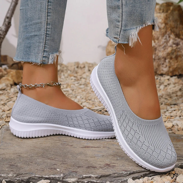 Kvinders åndbare slip-on komfortsko, ideelle til sommer og hverdagsbrug for følsomme fødder.