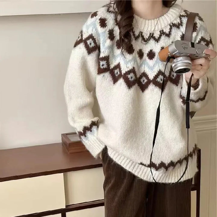 Hyggelig dame sweater med unikt nordisk mønster, varm og stilfuld til vintermode.