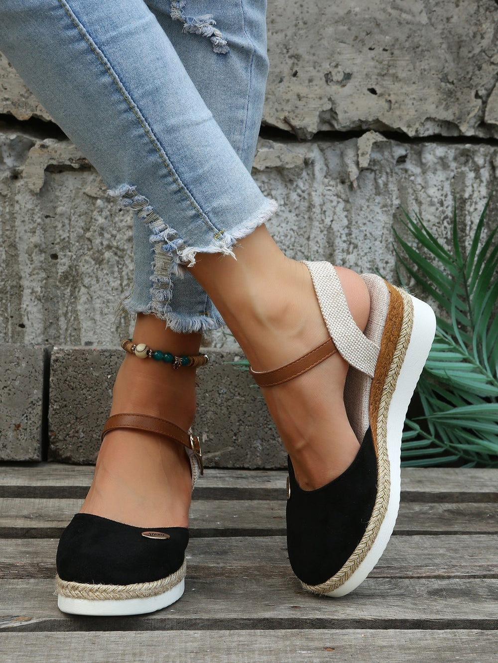 Brunne kvinders ortopædiske espadriller med vævet design. Komfortable letvægtssandaler til sommer.
