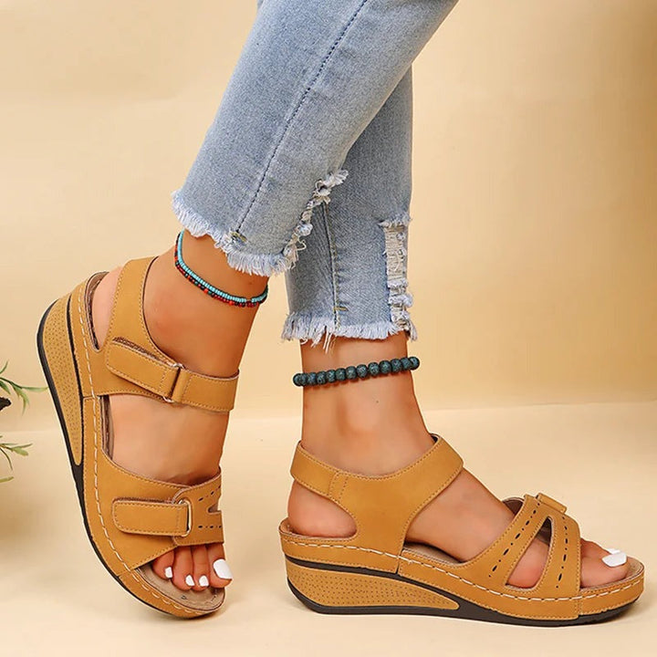 Stilfulde ortopædiske kvindesandaler for optimal fodstøtte og komfort til hverdag og sommerbrug.