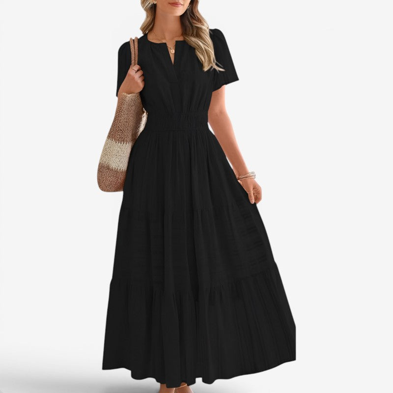 Elegant kvinde sommerkjole med løs pasform, cache-coeur og korte ærmer; ideel til hverdag.