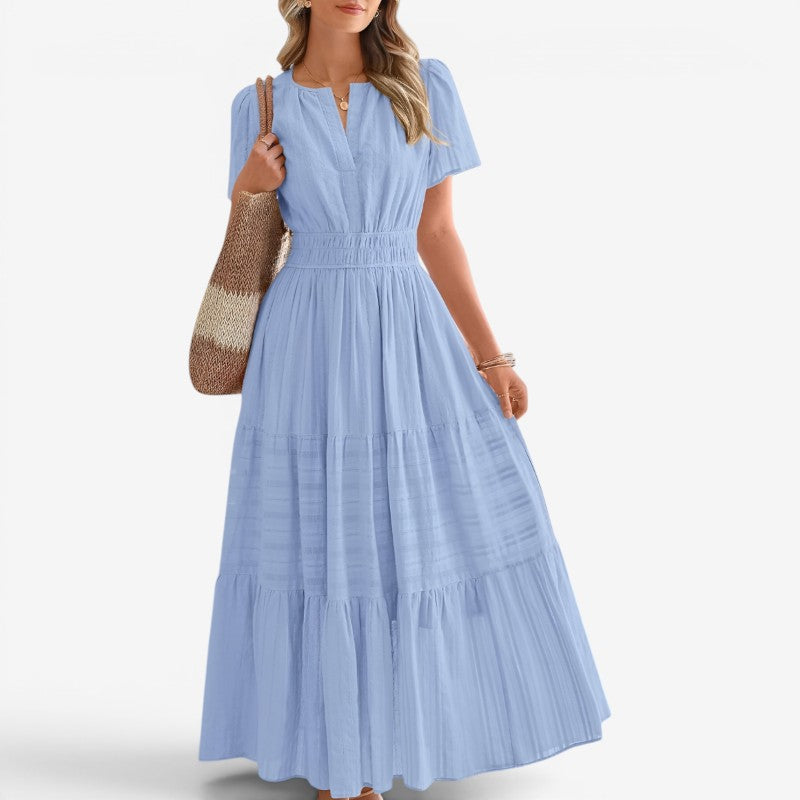 Trendy kvindemode: farverig midikjole med cache-coeur og løs pasform, en elegant sommerkjole.