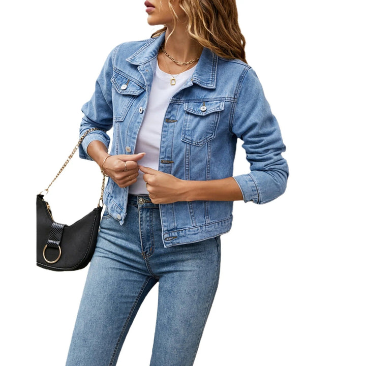 Stilfuld kvinders denimjakke med en behagelig casual pasform, et alsidigt stykke mode til enhver kvinde.