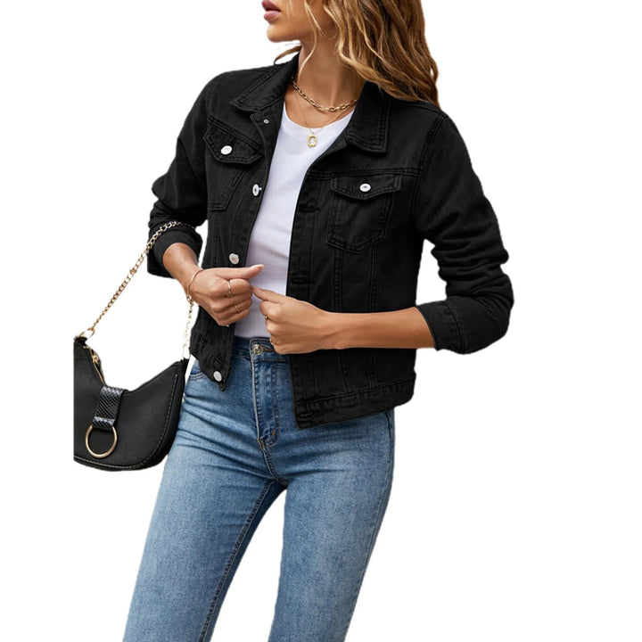 Komfortabel kvinders denimjakke lavet af blød denim, ideel som hverdags overtøj til afslappet stil.