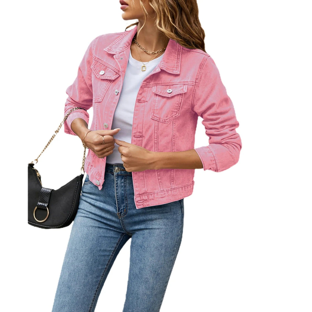 Modebevidst kvinders denimjakke i en lysere vask, et trendy overtøj til at pifte ethvert casual outfit op.