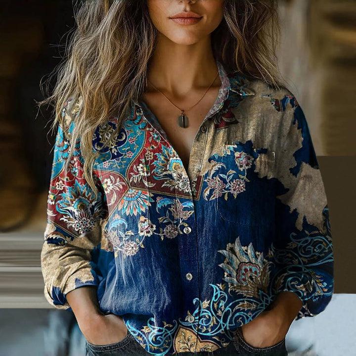 Modebevidst kvindebluse med unikt etnisk tryk. Vintage stil, langærmet og komfortabel, også i plus size.