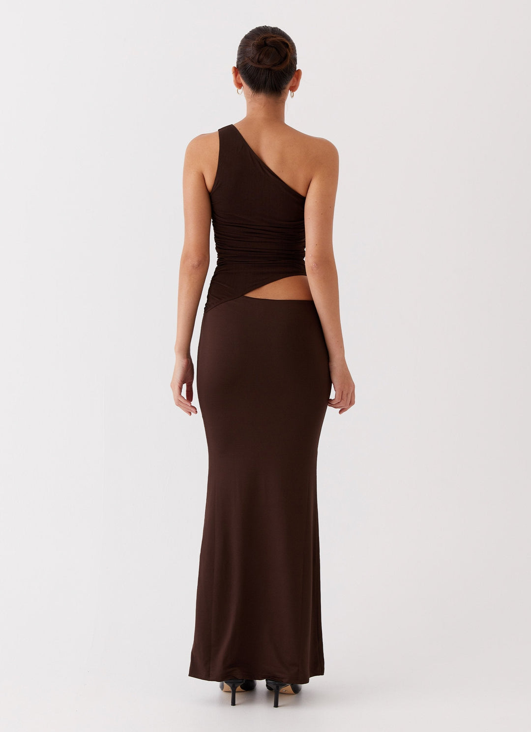 Tætsiddende one-shoulder aftenkjole til kvinder, med elegant cut-out og flot fald. Perfekt festlook.
