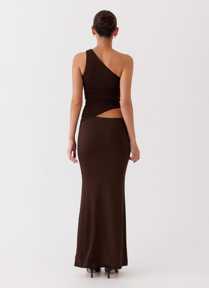 Tætsiddende one-shoulder aftenkjole til kvinder, med elegant cut-out og flot fald. Perfekt festlook.
