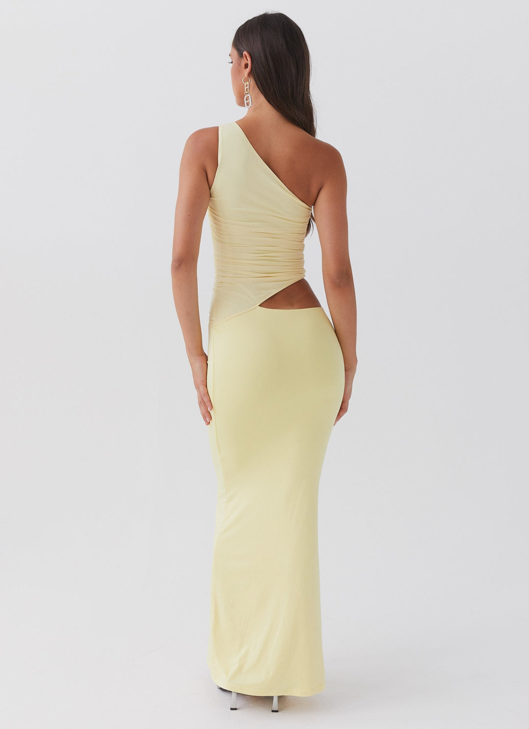 Elegant kvinders one-shoulder aftenkjole, tætsiddende med asymmetrisk cut-out. Ideel til fest.