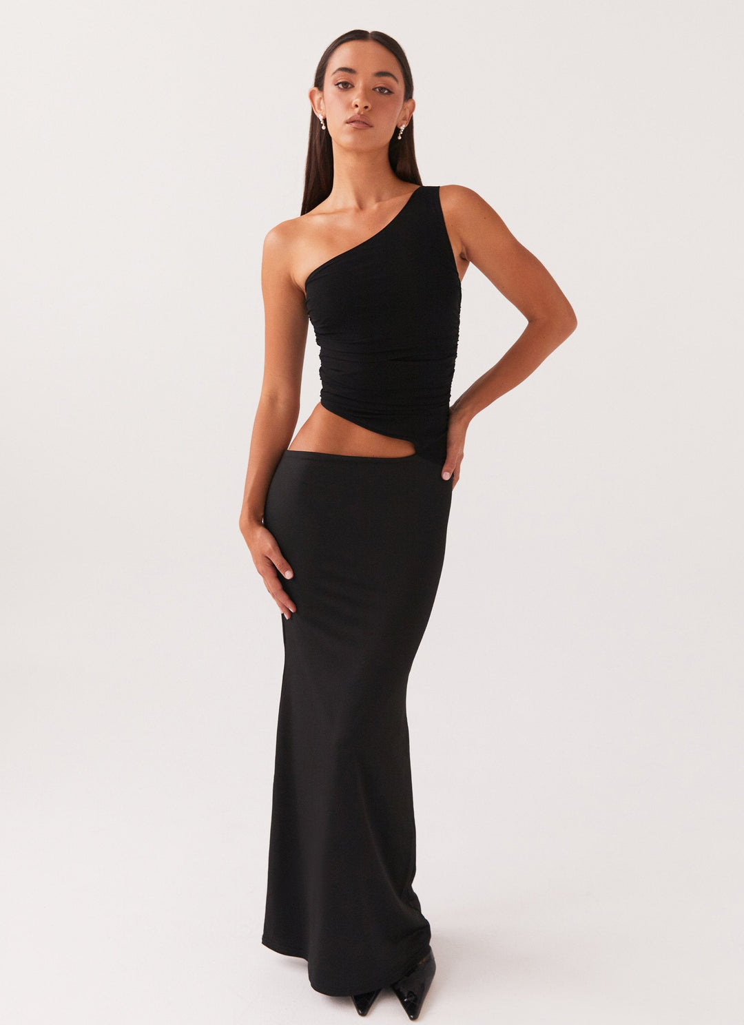 Smuk, lang aftenkjole med one-shoulder design og chic cut-out. Elegant og tætsiddende pasform.