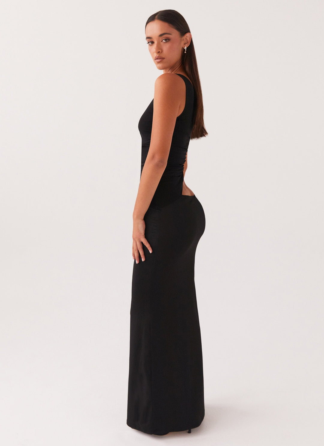 Kvinder lang festkjole, one-shoulder med udskæring og stretch for komfort. Perfekt til sommerfester.