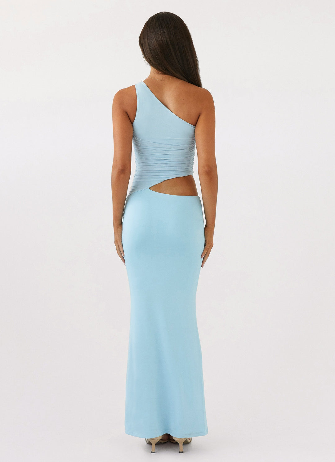 Elegant kvindekjole med one-shoulder og markant cut-out. Lang, tætsiddende model til aftenbrug.
