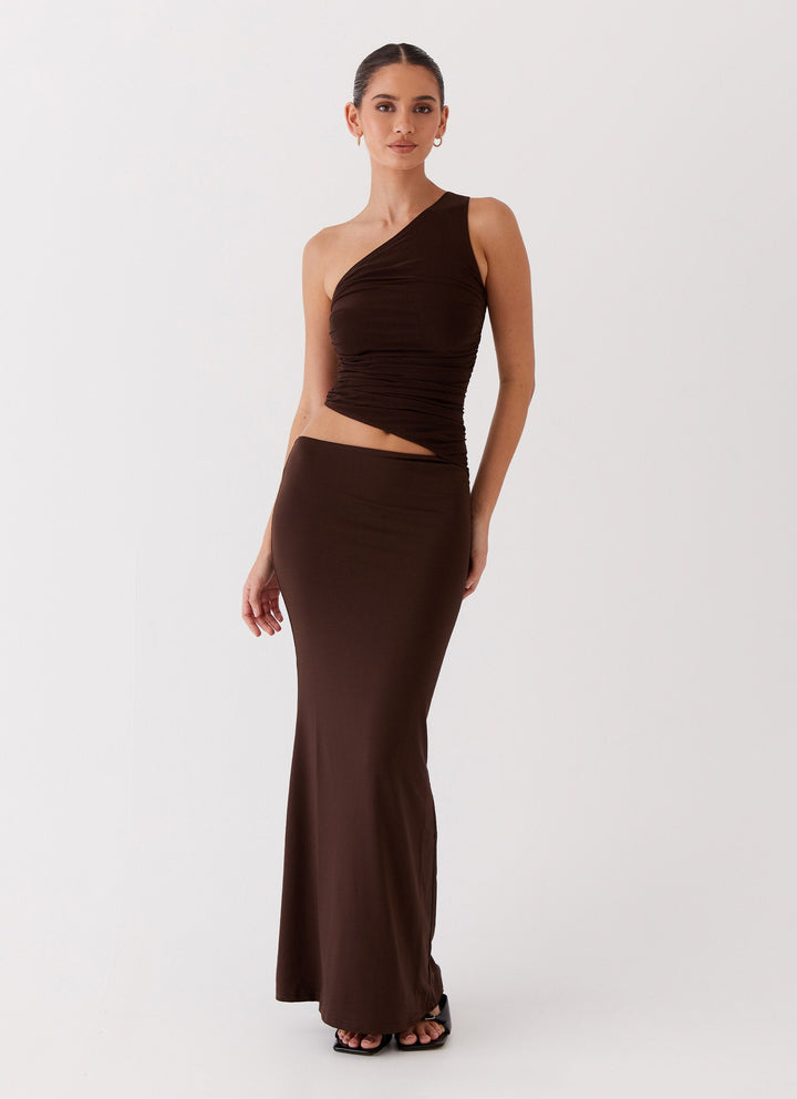 Lang festkjole til kvinder i one-shoulder design, med stilfuld cut-out. Velegnet som bryllupsgæst kjole.