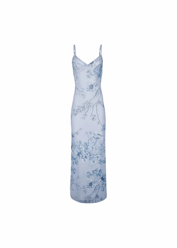 Elegant lang sommerkjole med blomster og tynde stropper, en smuk feriekjole for kvinder i alle aldre.
