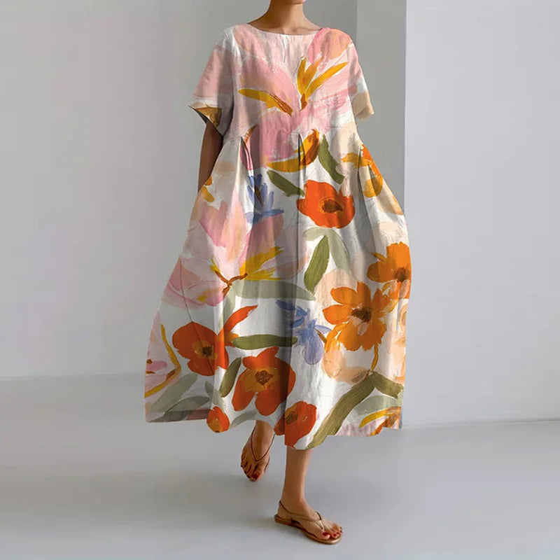 Smuk blomstret sommerkjole i løs og lang model, perfekt til boho stil og stranddage for damer.