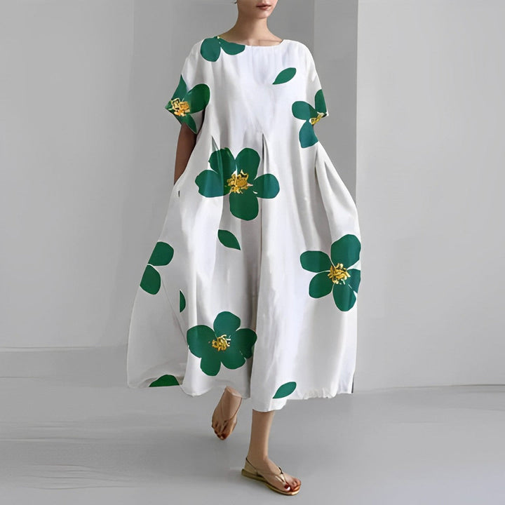 Farverig blomstret løs kjole i boho stil, ideel som komfortabel sommerkjole for damer.