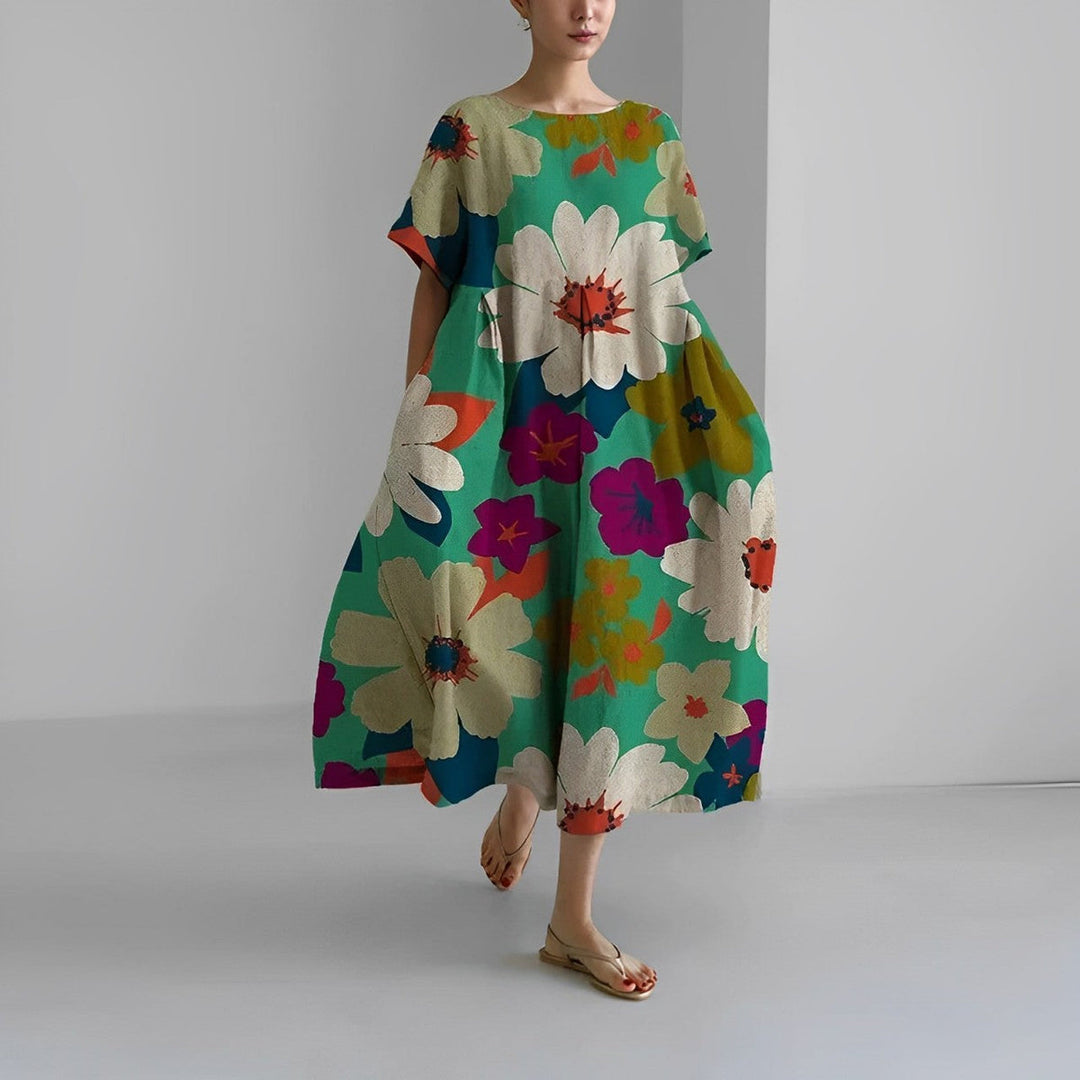 Flatterende plus size boho kjole med blomsterprint, perfekt til afslappet, feminin sommerstil.