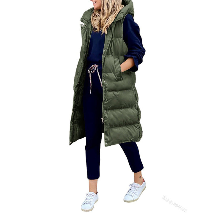 Elegant kvindevest, lang model, med puffer design og hætte.