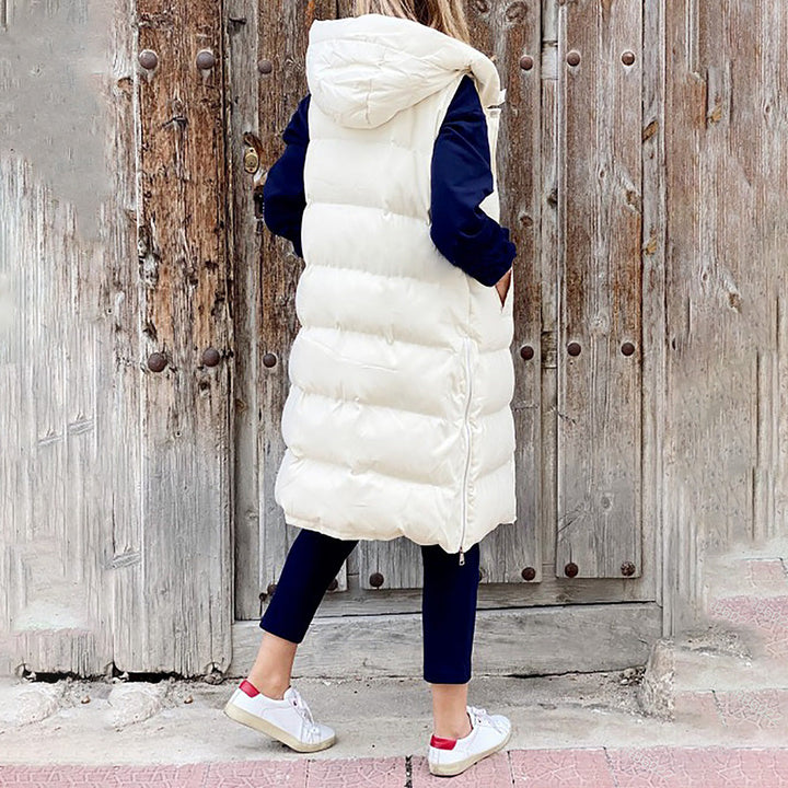 Vintermode: lang puffer vest med hætte til kvinder. Must-have.