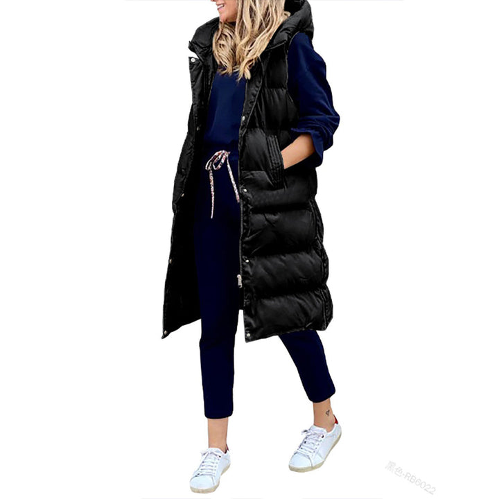Lang damevest med hætte og puffer fyld. Perfekt til hverdagsbrug.