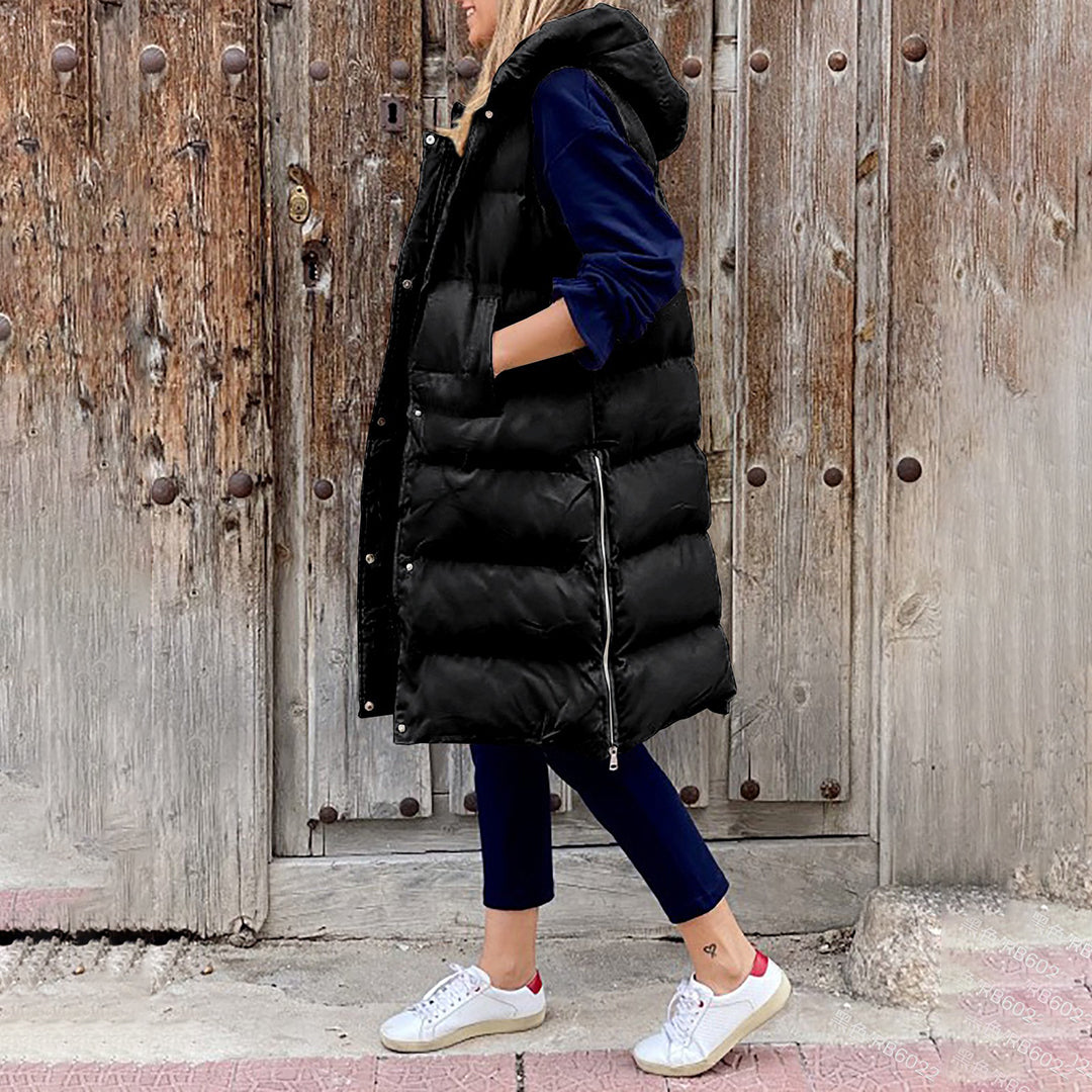 Kvinders lange, varme puffer vest med hætte. Alsidig og moderne.