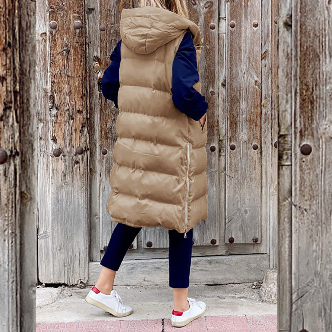 Varm kvindevest, lang puffer stil, med hætte. Ideel til udendørs brug.