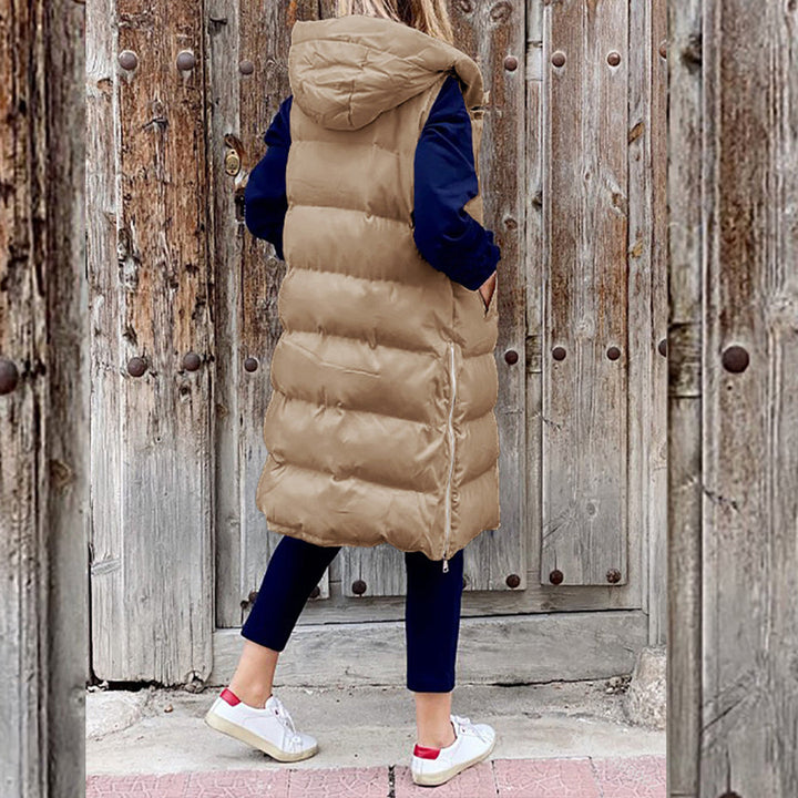 Varm kvindevest, lang puffer stil, med hætte. Ideel til udendørs brug.