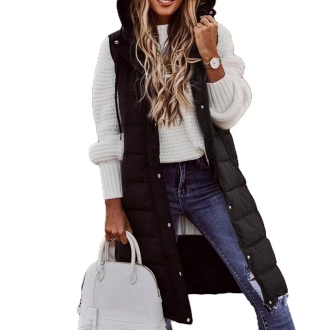 Efterårsvest for kvinder: lang puffer vest med hætte. Komfortabel og chic.