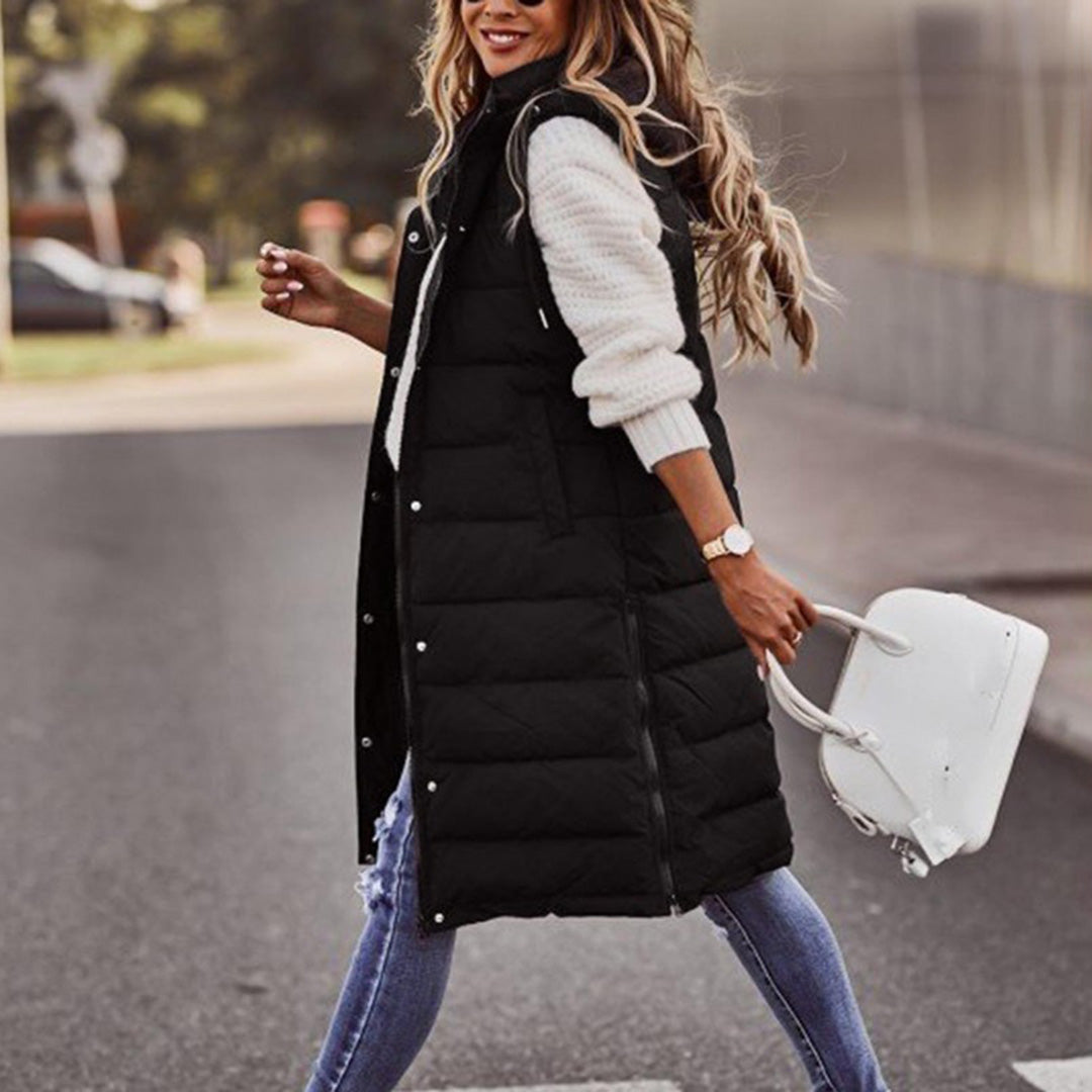 Vinterklar dame puffer vest, lang model, med hætte. Elegant og funktionel.