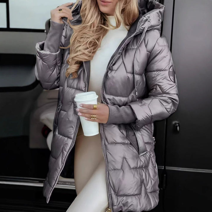 Elegant lang quiltet dame vinterjakke med hætte, optimal for varme og mode, også plus size.