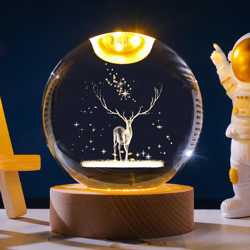 Stemningsfuld natlampe: Krystalkugle med solsystem, galakse og stjernehimmel, oplyst af LED.
