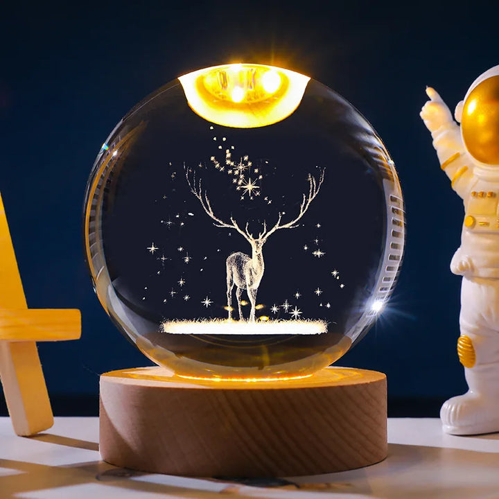 Stemningsfuld natlampe: Krystalkugle med solsystem, galakse og stjernehimmel, oplyst af LED.