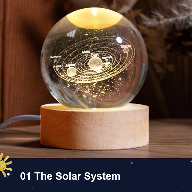 Smuk krystalkugle med LED stjernehimmel, solsystem og galakse. Ideel som gave eller dekoration.