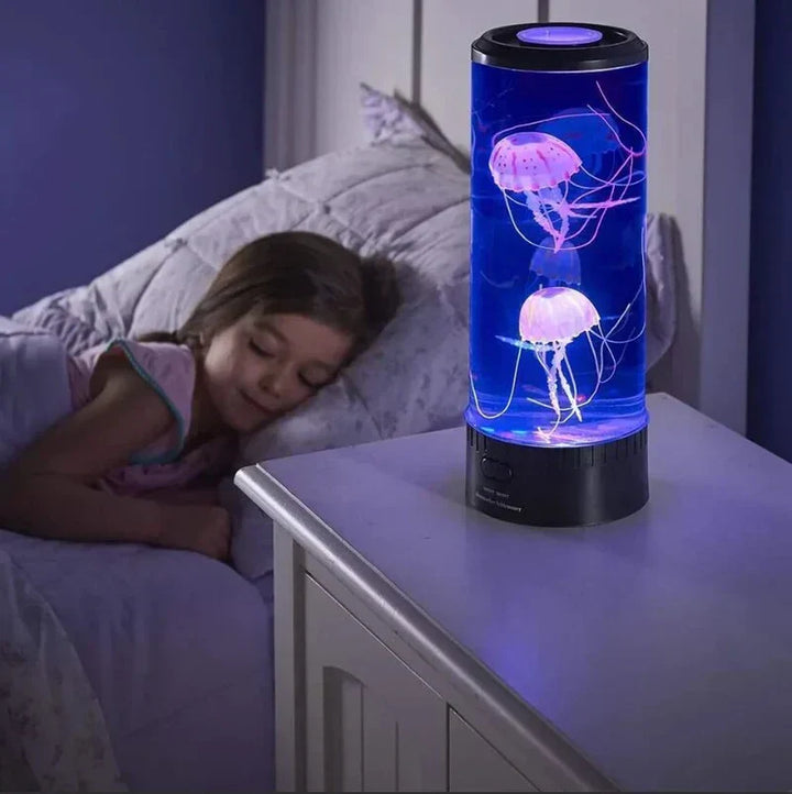 LED lavalampe med svømmende vandmænd og farveskiftende LED'er, dekorativ for soveværelse, stue eller kontor.