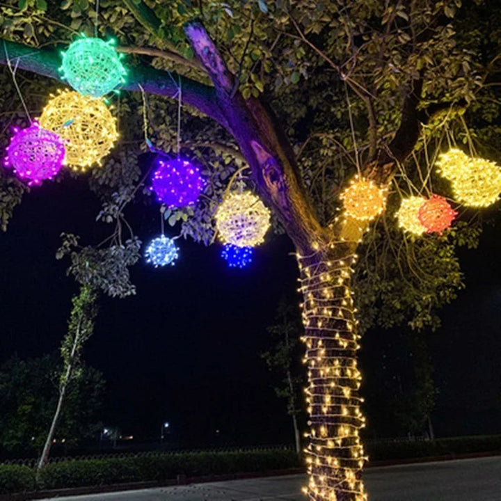 Dekorativ LED rattan lyskugle, 20 cm, med varmt lys for indendørs og udendørs brug, vejrbestandig.