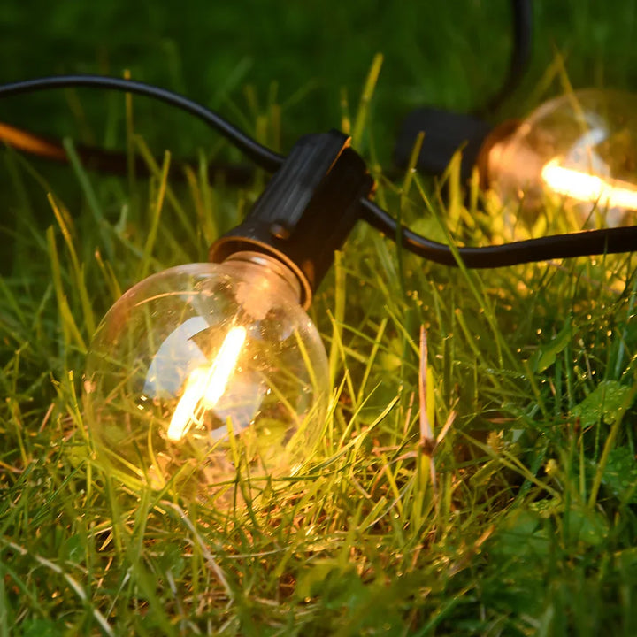 LED lyskæde udendørs, hængende i havepavillon, skaber hyggelig stemning og varmt lys.