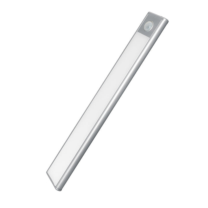 Hvid LED bevægelsessensorlampe for nem indendørs montering.