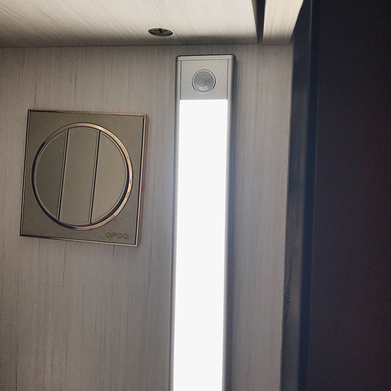 USB-opladelig LED garderobelys med bevægelsessensor. Vælg varm eller klar hvid.