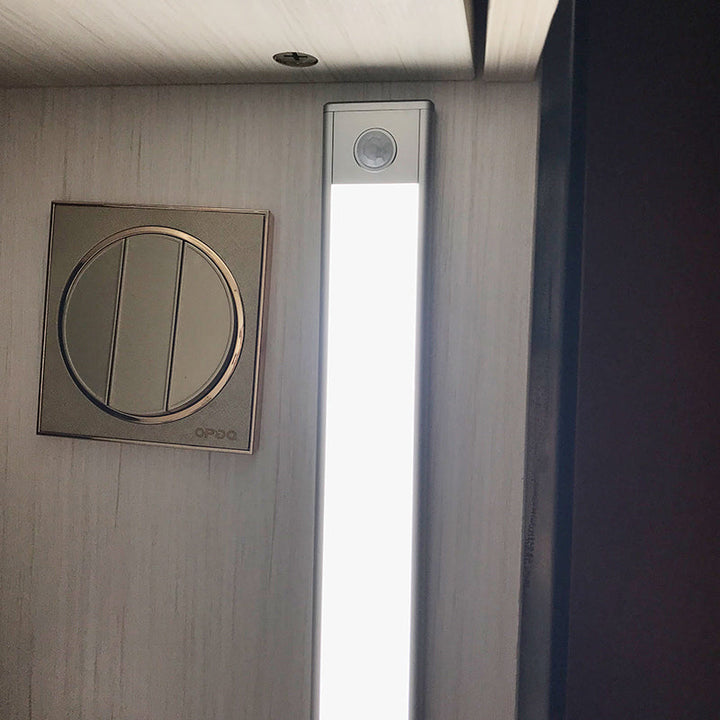 USB-opladelig LED garderobelys med bevægelsessensor. Vælg varm eller klar hvid.