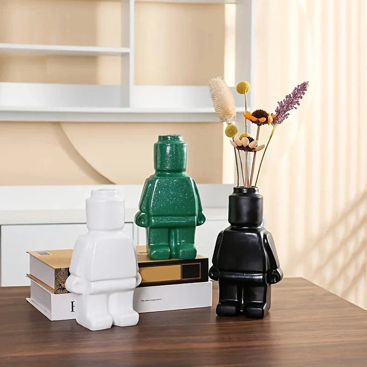 Legolignende keramikvase i moderne design, hvid vase med legende robotlook til stilfuld bolig- og kontorindretning.