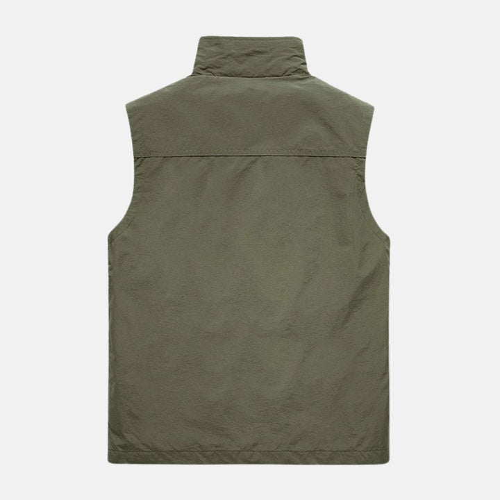 Let multifunktionel herrevest med flere lommer, ideel til camping og vandring i marineblå eller khaki.