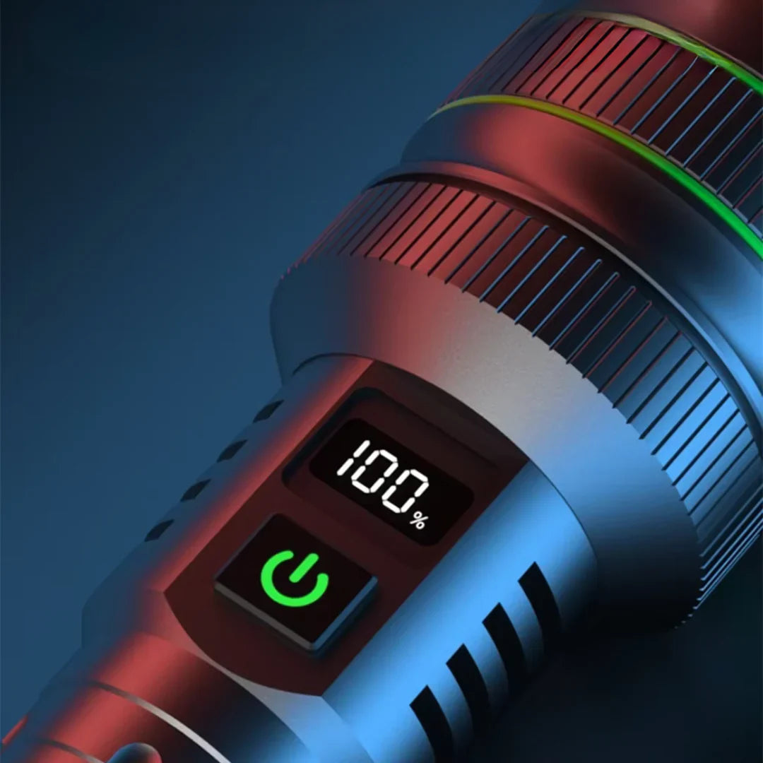 Kraftig LED-lommelygte med lang batterilevetid, robust kabinet og alsidige lysfunktioner i brug.
